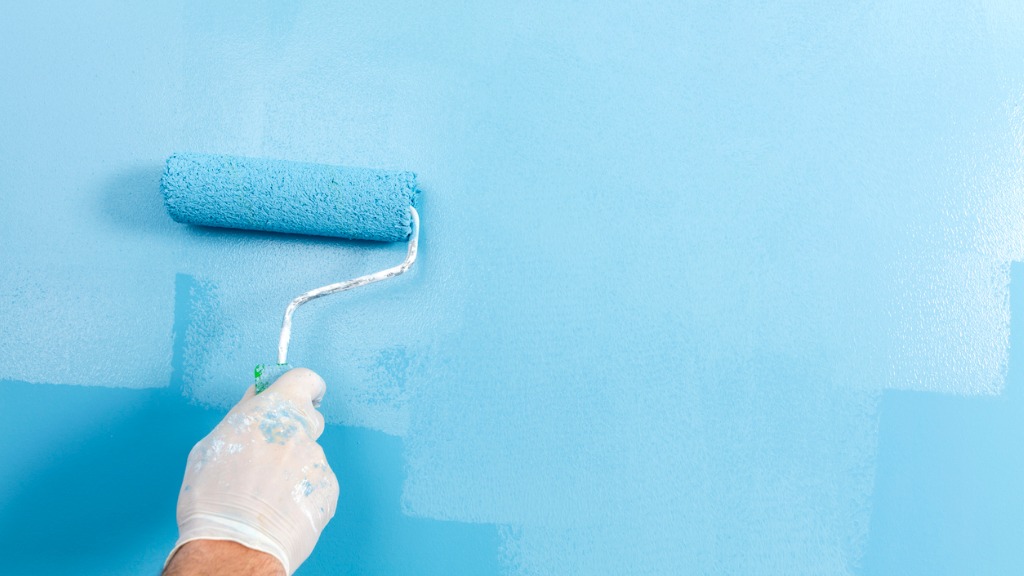 Hand with paint roller picture id942126468